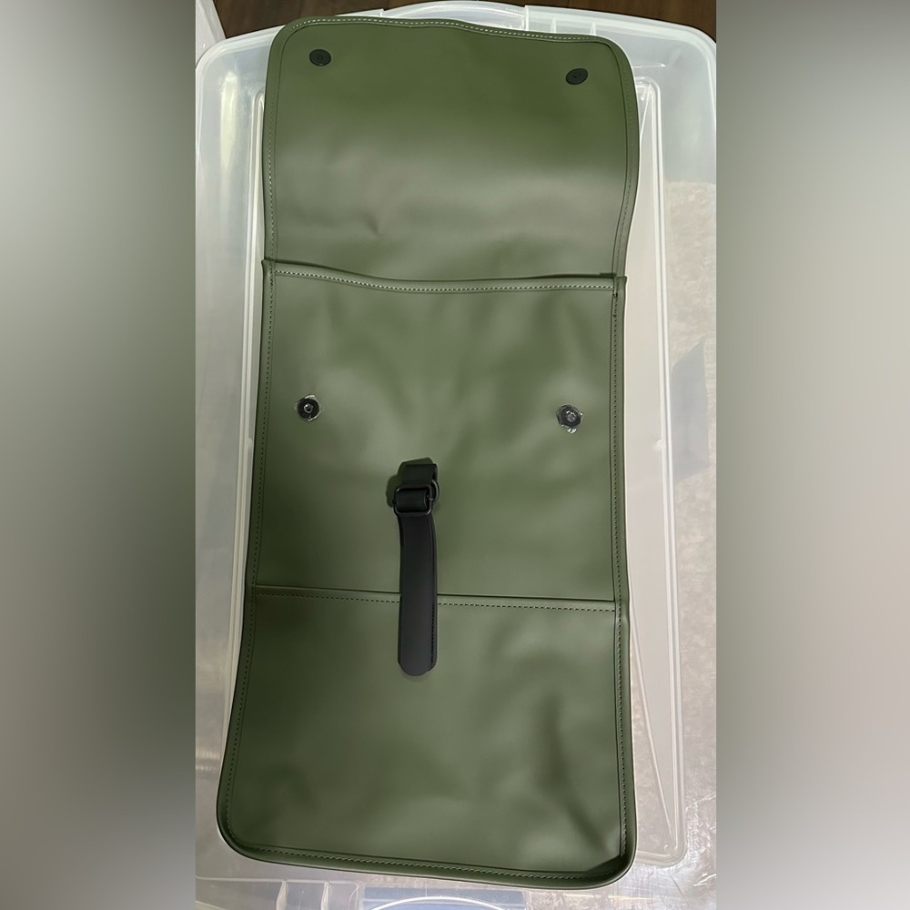 Rains Green Backpack clean and ever-contemporary Silhouette bag - Picture 11 of 11